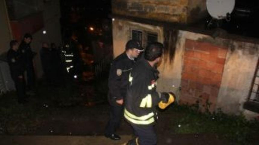 Metruk Evde &Ccedil;ıkan Yangın Mahalleyi Korkuttu