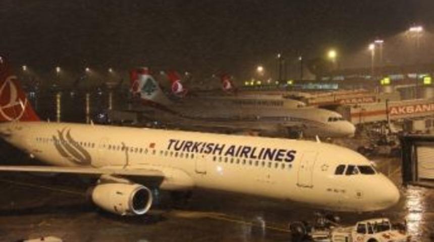 Atat&uuml;rk Havalimanında Kar Yağışı