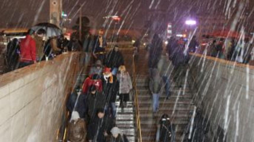 Kar Yağışı Taksim'de Renkli Görüntüler Oluşturdu