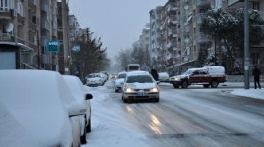 Balıkesir'de Kar Etkili Oluyor