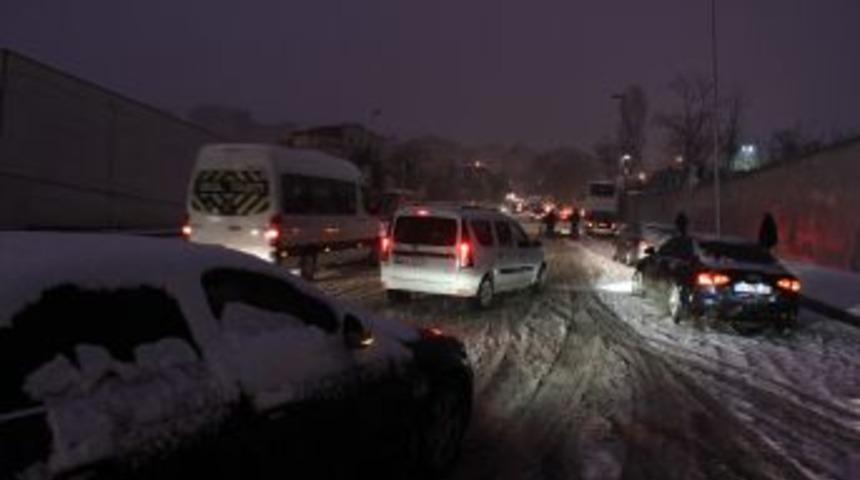 Yollar Buz Pistine Döndü, Kaza Anı Kameralara Yansıdı