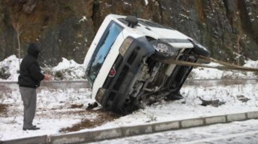 Devrilen Servis Aracının Boş Olması Faciayı &Ouml;nledi