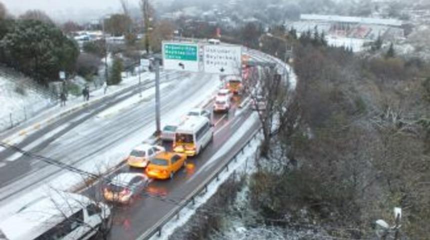 Tipiye D&ouml;n&uuml;şen Kar Yağışı Vatandaşlara Zor Anlar Yaşattı