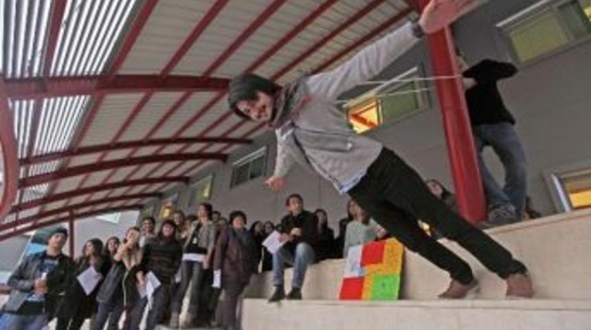 &Ouml;nce Yaşadılar, Sonra Tasarladılar