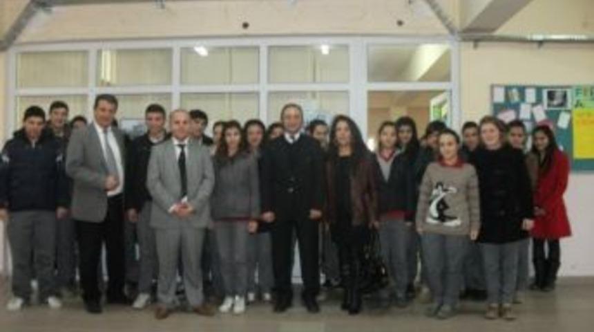 Av. Ep&ouml;zdemir Liselilere İnsan Haklarını Anlattı