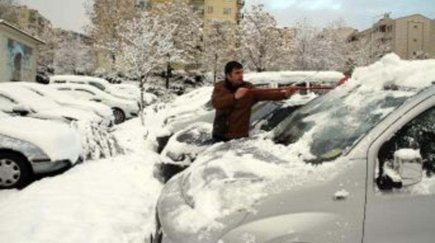 &Ouml;ğrenciler Kar Tatilini Kar Topu Oynayarak Kutladı