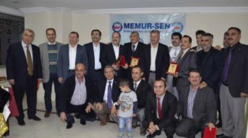 Emekli Olan Sendikacılara Teşekk&uuml;r Plaketi