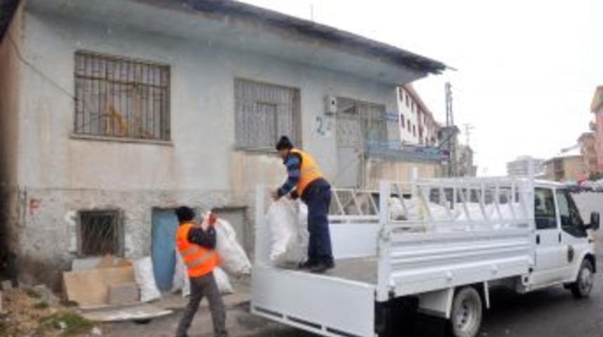 Yenimahalle&rsquo;de Budanan Ağa&ccedil;lar Vatandaşı Isıtıyor