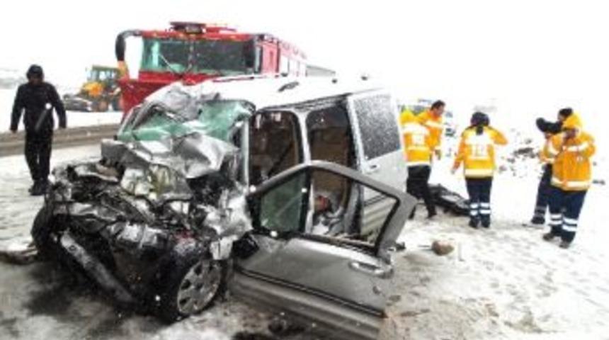 Pendik&rsquo;te Yoğun Kar Kazaya Neden Oldu: 3 &Ouml;l&uuml;