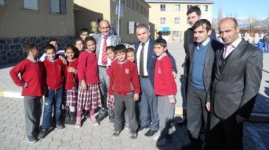 Kemal Duru, 1 Ekim İlkokulunda incelemelerde bulundu