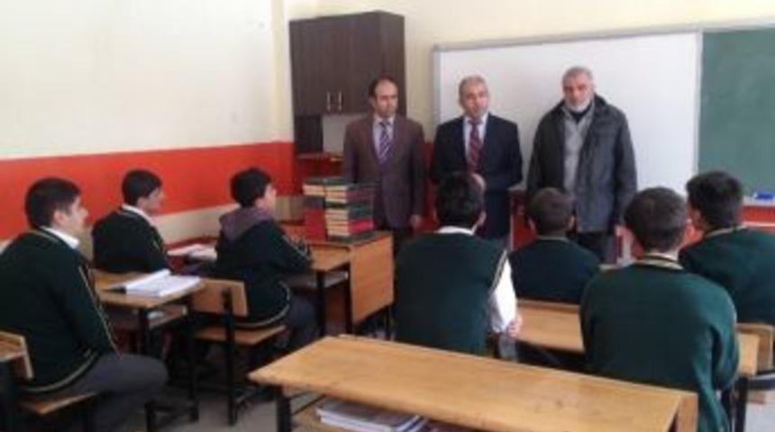 Doğubayazıt Arama Kurtarma Derneği&rsquo;nden Kur&rsquo;an-ı Kerim Dağıtımı