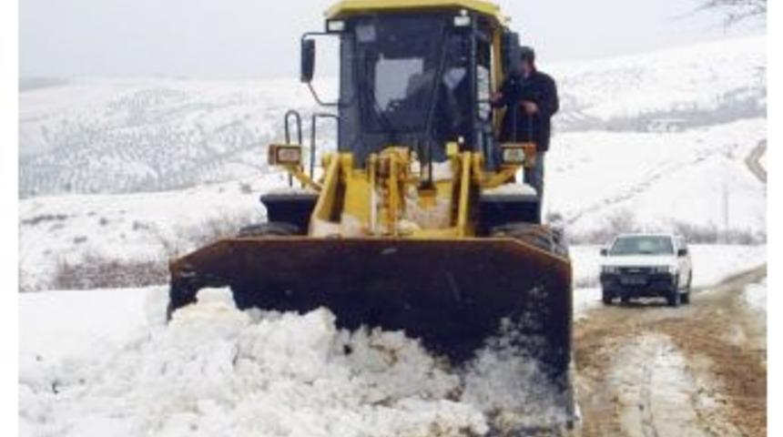 &Ouml;zel İdare 25 Kişilik Ekiple Karla M&uuml;cadele Veriyor