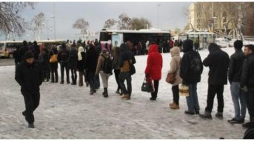 Toplu Taşımada Yaşanan Yoğunluk Sinirleri Gerdi