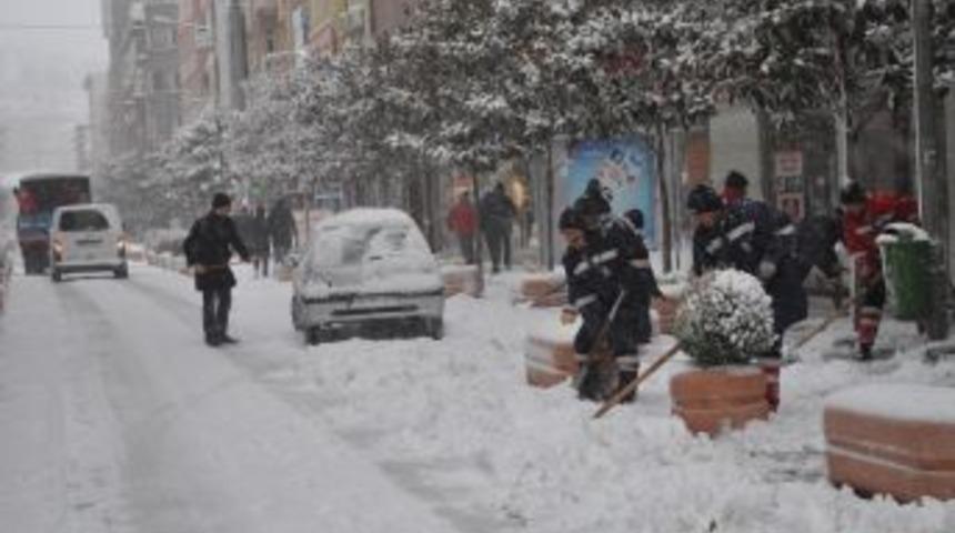 Balıkesirliler G&uuml;ne Karla Uyandı