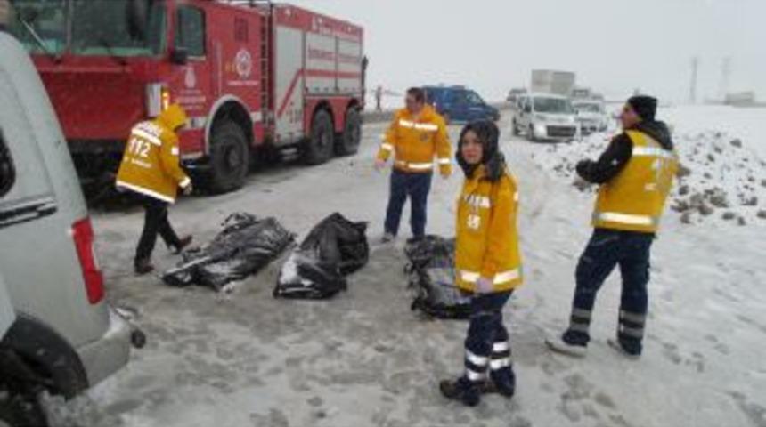 TIR Ile Kamyonet Çarpıştı: 3 Ölü