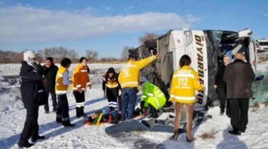 Aksaray&rsquo;da Yolcu Otob&uuml;s&uuml; Devrildi: 16 Yaralı