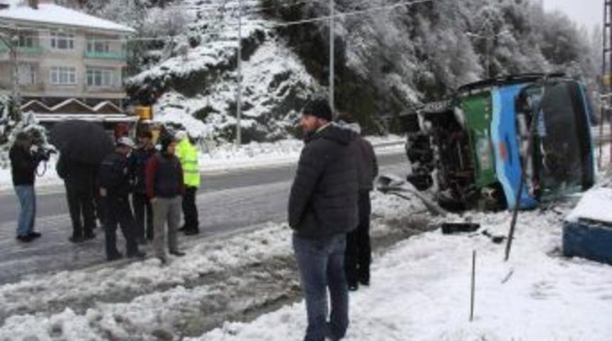 Rize&rsquo;de Karda Kayan Belediye Otob&uuml;s&uuml; Takla Attı: 4 Yaralı