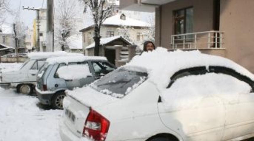 D&uuml;zce Beyaz Gelinliğini Giydi