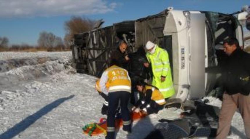 Aksaray&rsquo;da Buzlanma Nedeniyle Otob&uuml;s Devrildi: 16 Yaralı