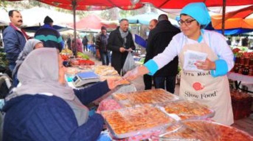 İzmir'de Sakızlı Tarhana &Ccedil;orbası Ve Tatlı Tarhana Pişisi Dağıtıldı