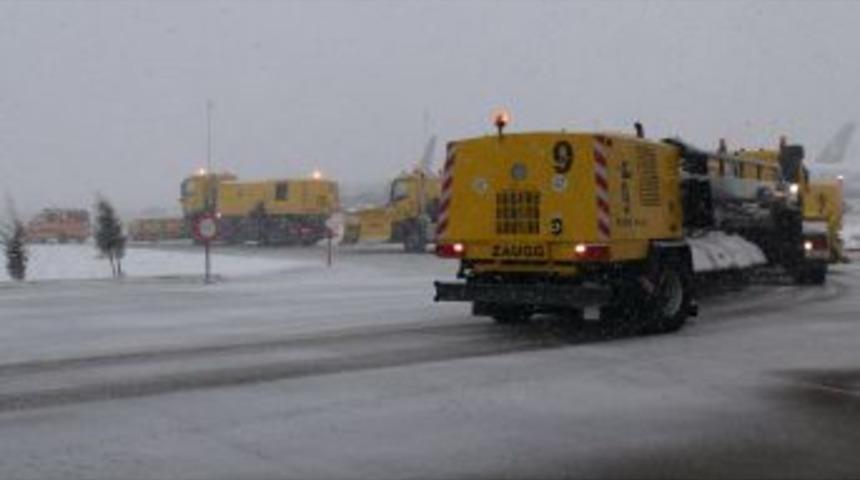 Kar U&ccedil;uş Trafiğini Aksattı