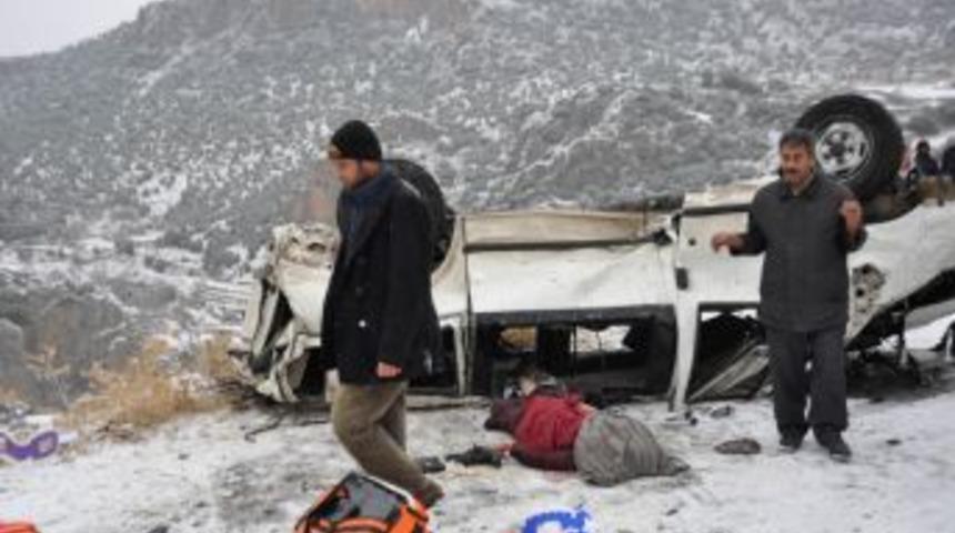 &Ouml;ğretmenleri Taşıyan Servis Takla Attı: 1 &Ouml;l&uuml;, 6 Yaralı