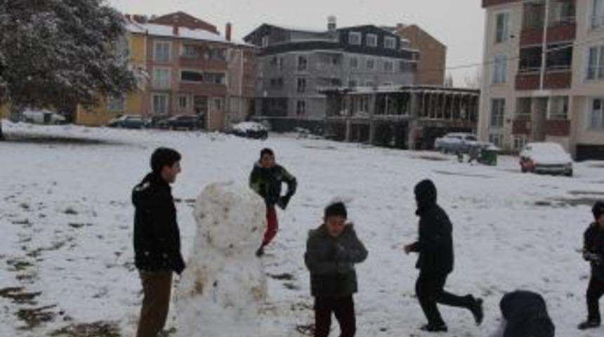 Karın Keyfini &Ccedil;ocuklar &Ccedil;ıkardı, Pazarcılar Soğukta M&uuml;şteri Yolu G&ouml;zledi