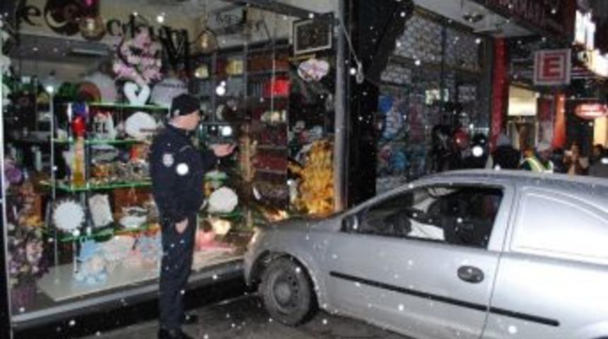 Otomobil İş Yerine Girdi