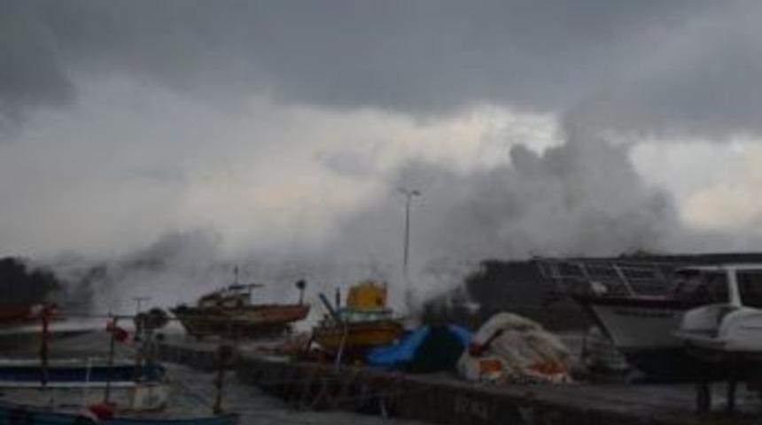 Karadeniz'de Fırtına Dalga Boyu 5 Metre