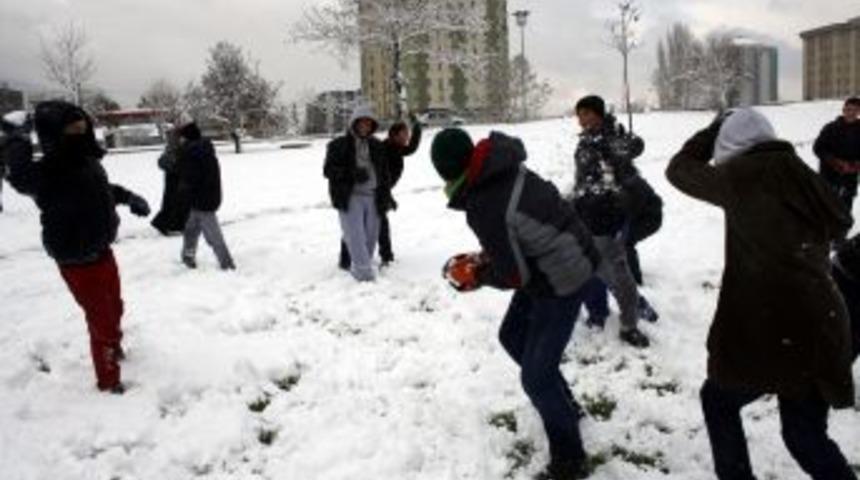 Okullar Tatil Oldu, &Ccedil;ocuklar Kartopu Oynamaya Doydu