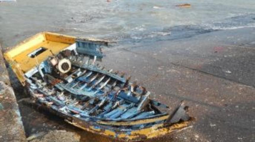 Dev Dalgalar Balık&ccedil;ı Barınağındaki Tekneyi Denize S&uuml;r&uuml;kleyerek Batırdı