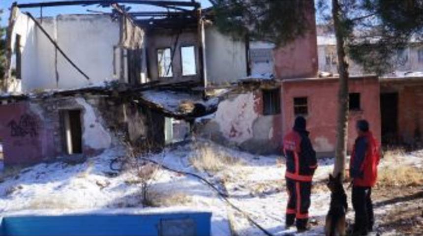 Ateş Yakılan Binadaki G&ouml;&ccedil;&uuml;kte 'evsiz' Alarmı