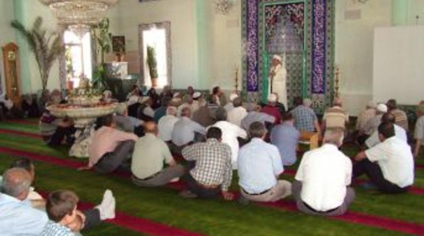 M&uuml;ft&uuml; &Ouml;zt&uuml;rk: Umre Yolculuğu Kabe&rsquo;nin Rabbi'nedir