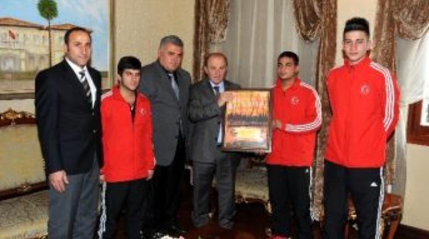 &Ouml;zel Sporculardan Vali &Ouml;zt&uuml;rk&rsquo;e Ziyaret