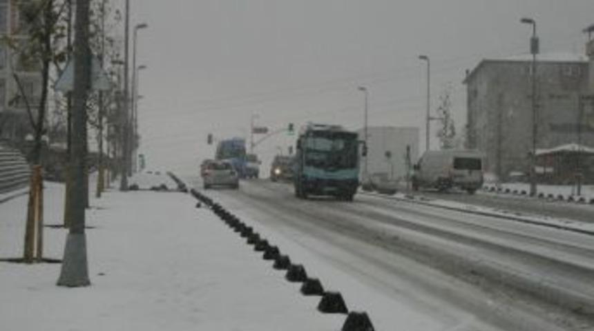 (&ouml;zel Haber) Buz Pistine D&ouml;nen Yolda Ara&ccedil;lar Adeta Dans Etti