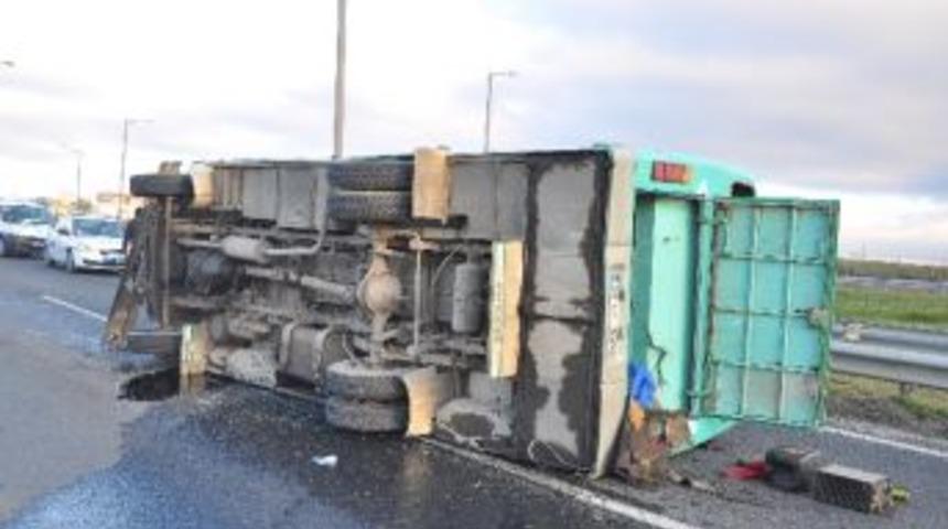 L&uuml;leburgaz'da İş&ccedil;i Servisi Devrildi: 23 Yaralı