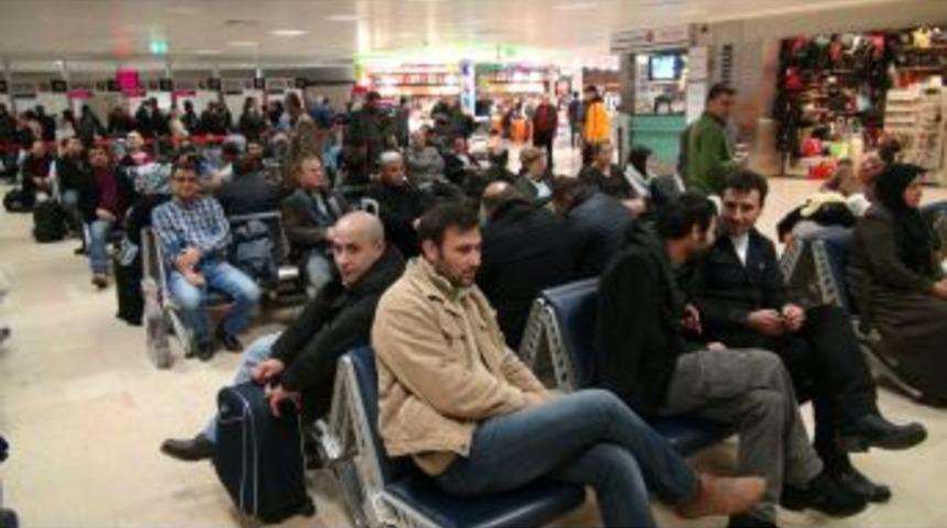 Kar, Havalimanında Yolcularını Mağdur Etti