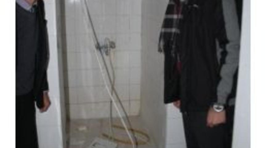 Yenilgiyi Hazmedemeyen Futbolcular Hıncını Soyunma Odasından &Ccedil;ıkardı