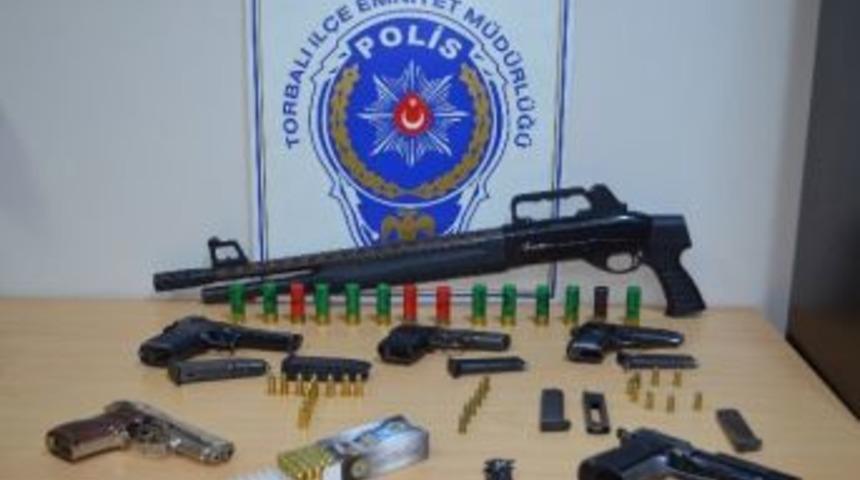 Torbalı&rsquo;daki Gece Kul&uuml;plerine Polis Baskını