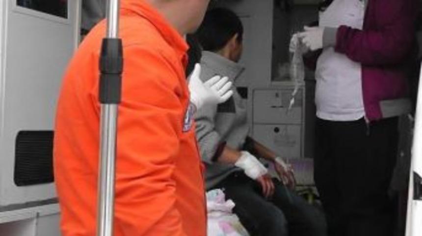 Buzlanma Nedeniyle Kayıp Pencereye Çarpan Öğrencinin Bileği Kesildi