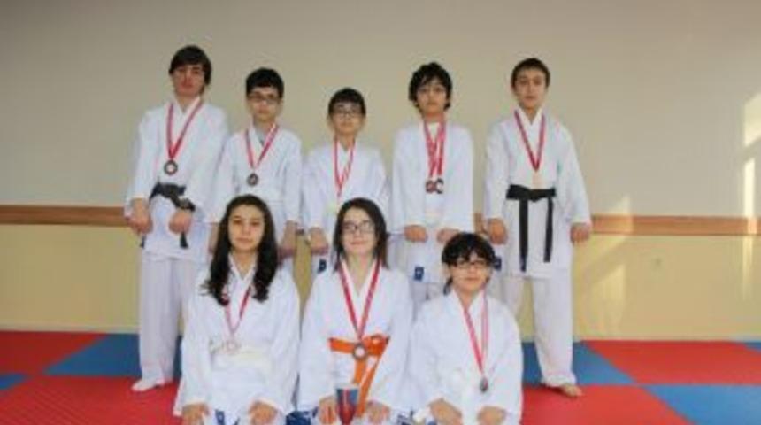Bur&ccedil;lu Karatecilerden 11 Madalya