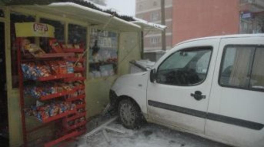 Hakkari’de Yollar Buz Pistine Döndü