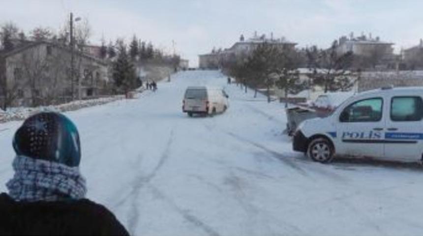 Ara&ccedil;lar Buz Pistine D&ouml;nen Yolda Kaydı