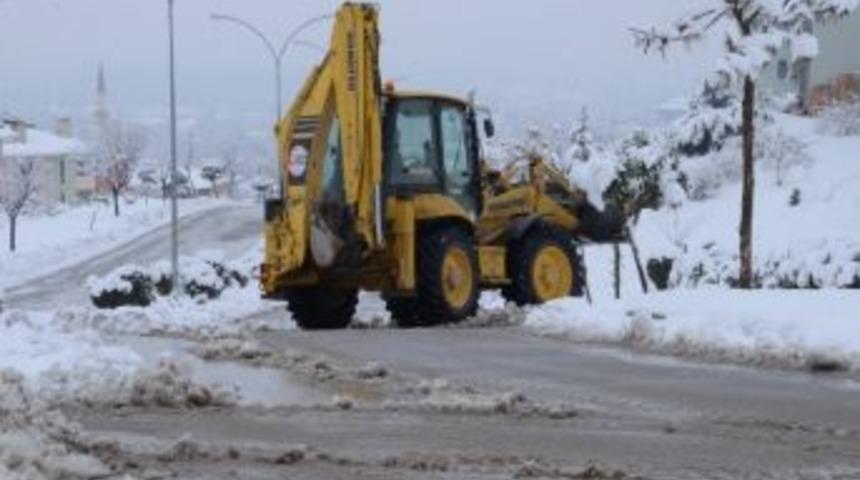 D&uuml;zce Belediyesi Karla M&uuml;cadele Ediyor