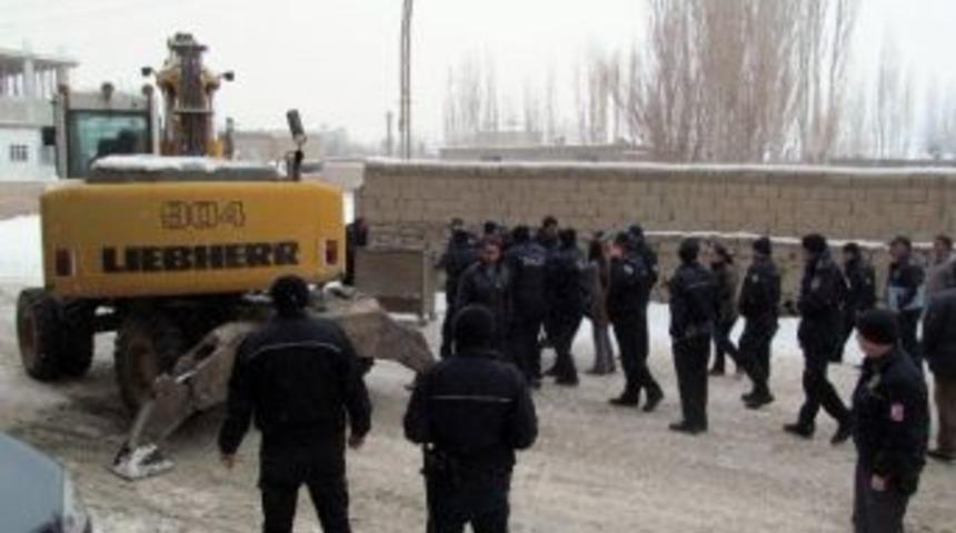 Kar Yağışı Altında Yıkım &Ccedil;alışması