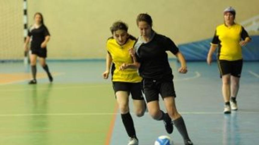 Gen&ccedil; Bayanlar Futsal Okul Sporları M&uuml;sabakaları Sona Erdi