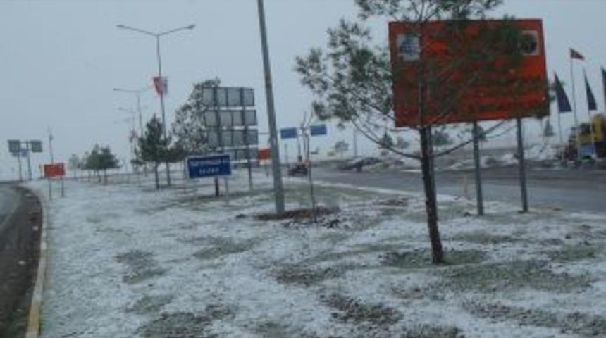 Batman Merkeze Mevsimin Ilk Karı Yağdı