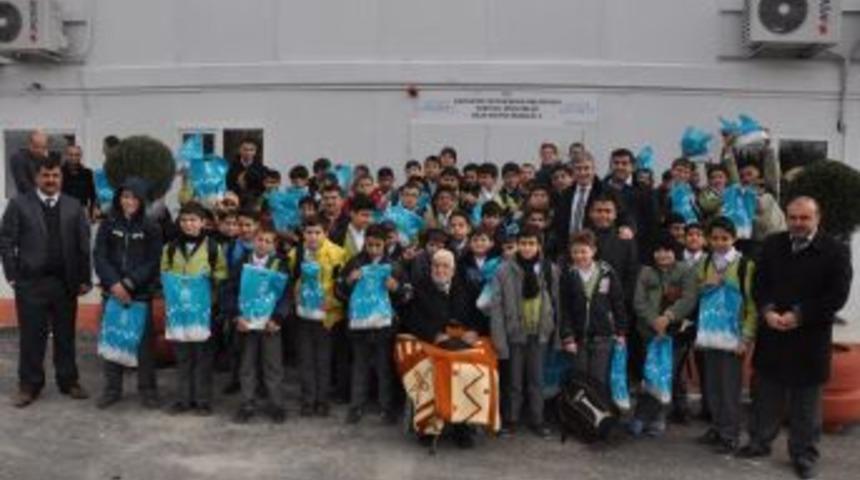 Sunder, Suriyeli Bin &Ouml;ğrencinin Y&uuml;z&uuml;n&uuml; G&uuml;ld&uuml;rd&uuml;