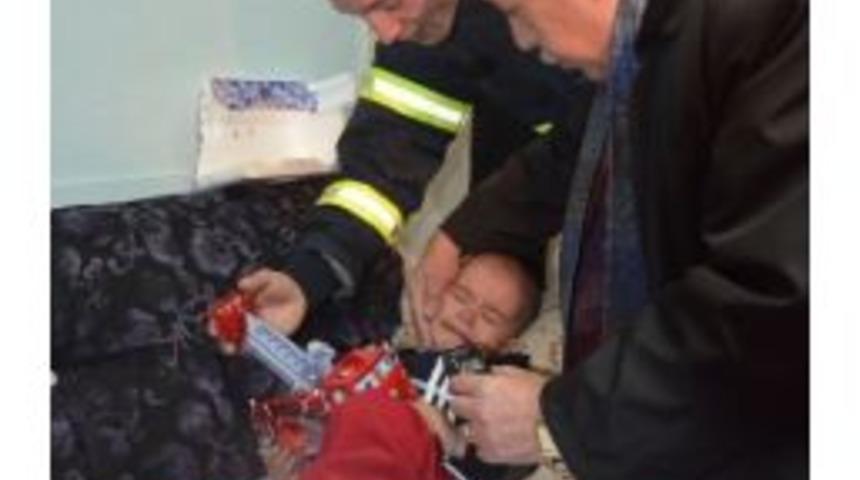 İtfaiye Eri Nefesiyle Kurtardığı Emirhan&rsquo;ı Ziyaret Etti