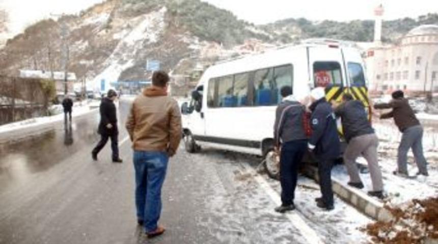 Buzlanan Yolda Kayan &Ouml;ğrenci Servisi Takla Attı